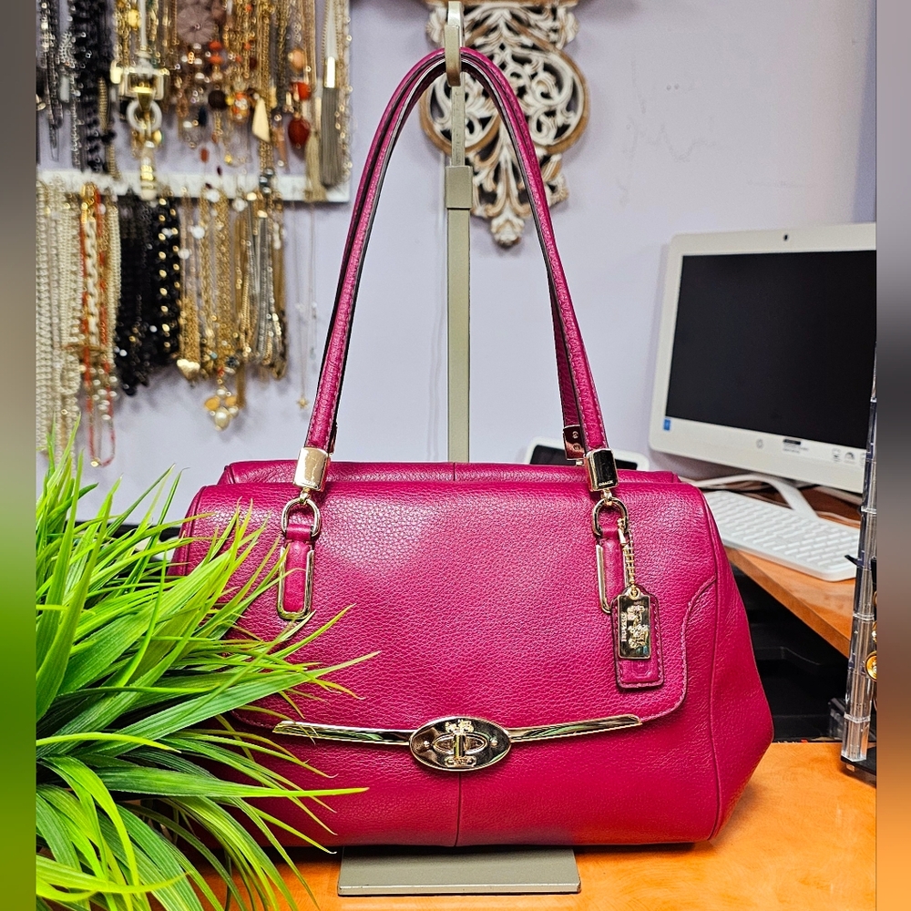 Coach Elegant Pink Leather Handbag